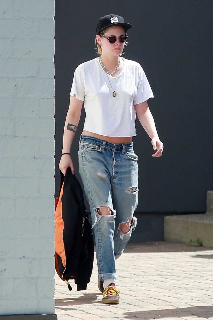 Kristen Stewart Wears a Ripped Blue Jeans Out in Los Angeles 03/19/2018-3