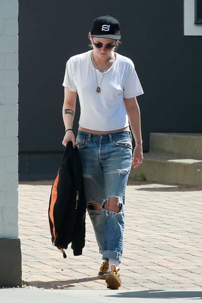 Kristen Stewart Wears a Ripped Blue Jeans Out in Los Angeles 03/19/2018-4