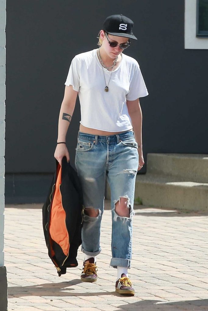 Kristen Stewart Wears a Ripped Blue Jeans Out in Los Angeles 03/19/2018-5