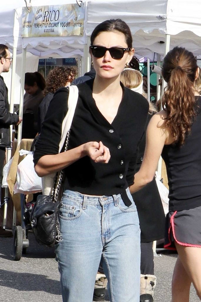 Phoebe Tonkin Was Spotted at the Farmers Market in Studio City 03/18/2018-4