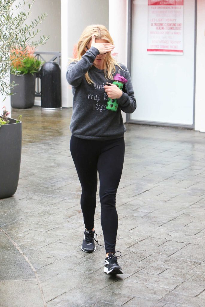 Reese Witherspoon Braves the Rain for Her Morning Workout in Brentwood 03/21/2018-1