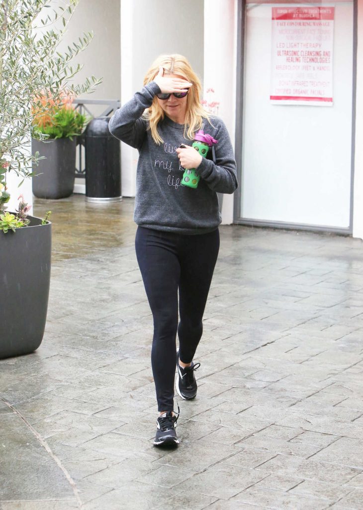 Reese Witherspoon Braves the Rain for Her Morning Workout in Brentwood 03/21/2018-2