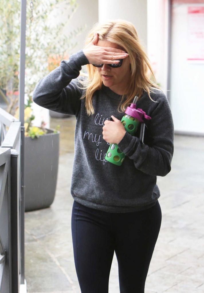 Reese Witherspoon Braves the Rain for Her Morning Workout in Brentwood 03/21/2018-3