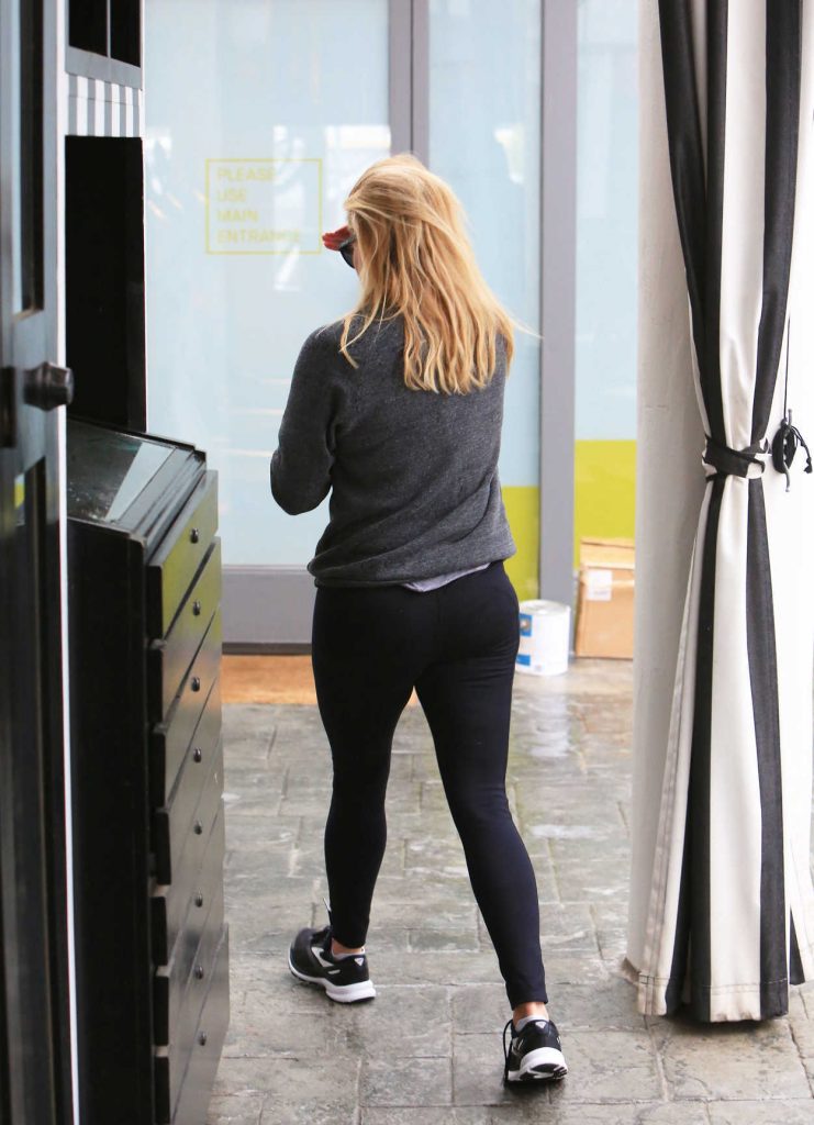 Reese Witherspoon Braves the Rain for Her Morning Workout in Brentwood 03/21/2018-5