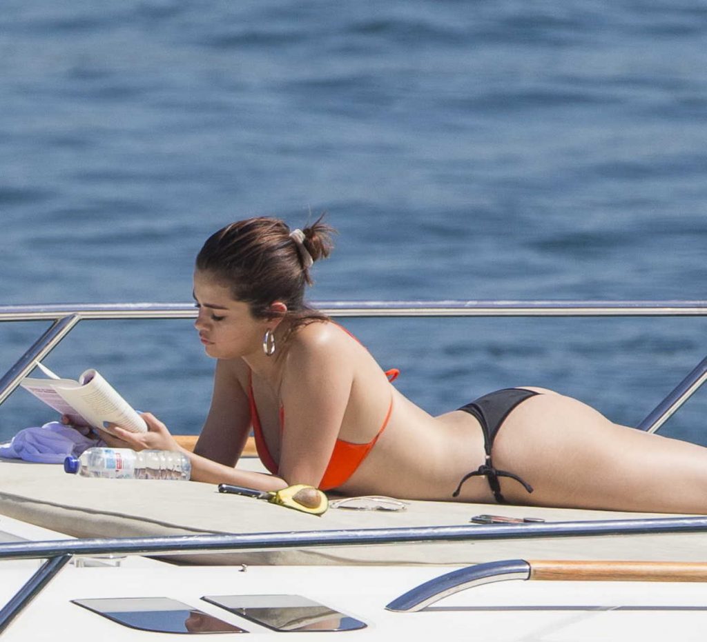 Selena Gomez in Bikini on a Luxury Boat in Sydney 03/19/2018-4