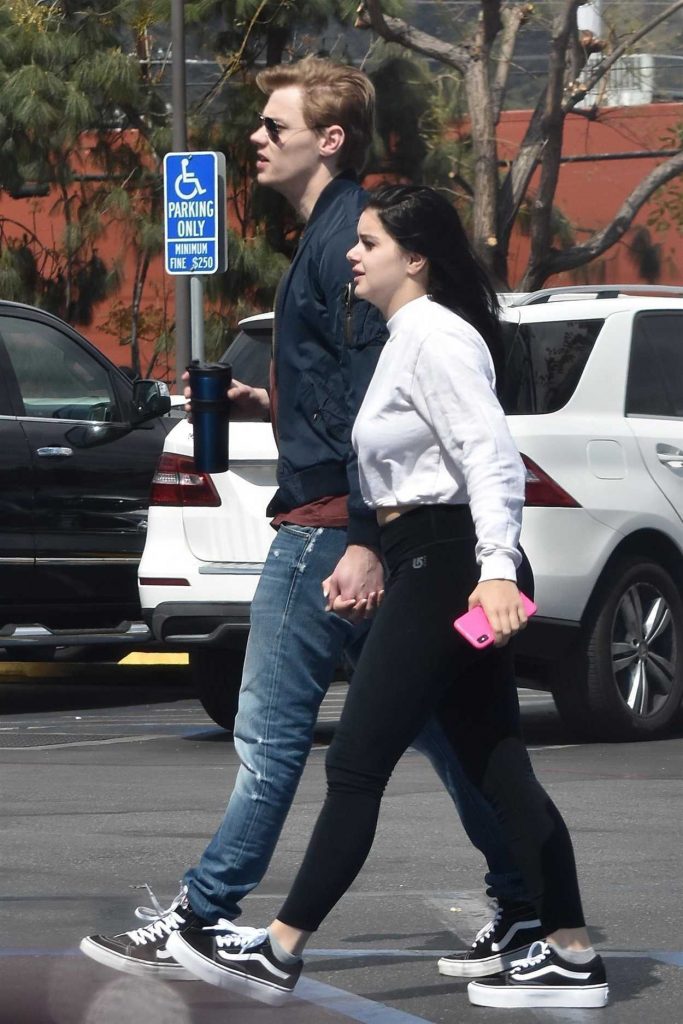 Ariel Winter Goes Shopping with Boyfriend at Costco in Burbank 04/20/2018-5