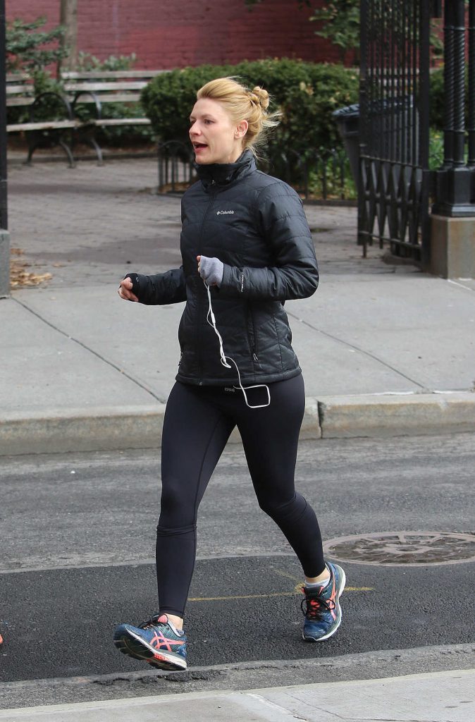 Claire Danes Jogs Home in New York 04/19/2018-2