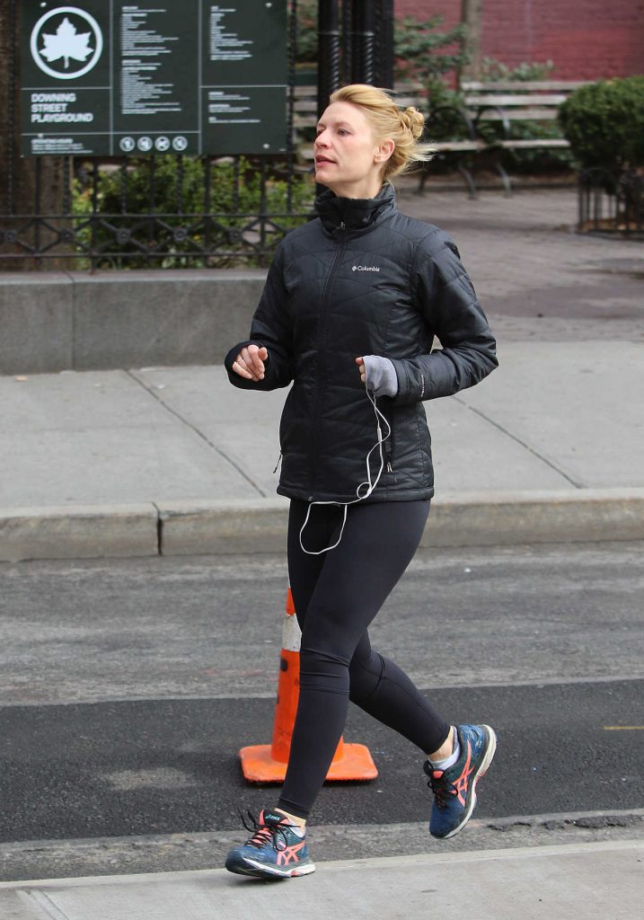 Claire Danes Jogs Home in New York 04/19/2018-3