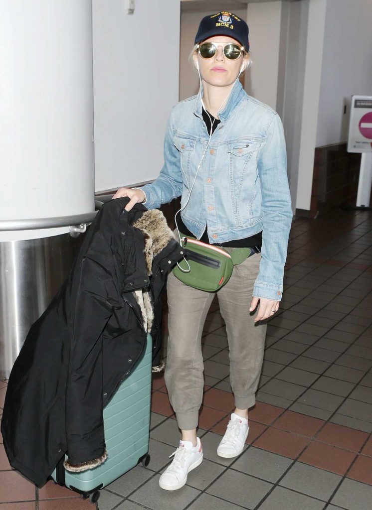 Elizabeth Banks Arrives at LAX Airport in Los Angeles 04/19/2018-4