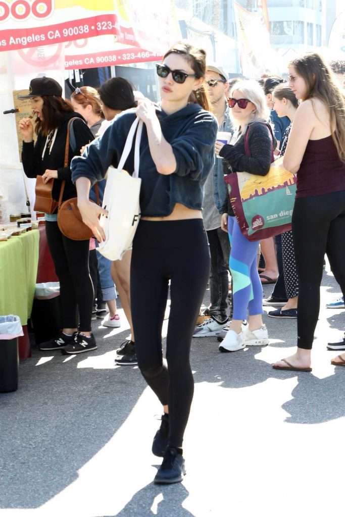 Phoebe Tonkin Was Spotted at the Farmers Market in Studio City 04/08/2018-2