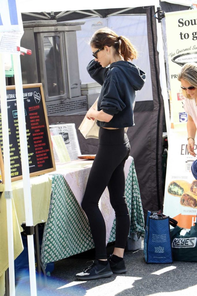 Phoebe Tonkin Was Spotted at the Farmers Market in Studio City 04/08/2018-3