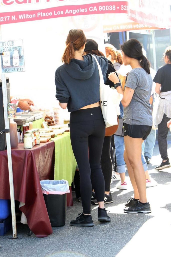 Phoebe Tonkin Was Spotted at the Farmers Market in Studio City 04/08/2018-5