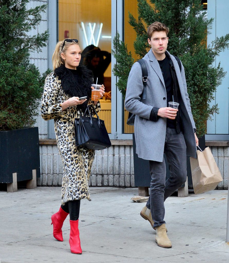 Romee Strijd Was Spotted with Her Boyfriend at SweetGreen in NYC 04/02/2018-4