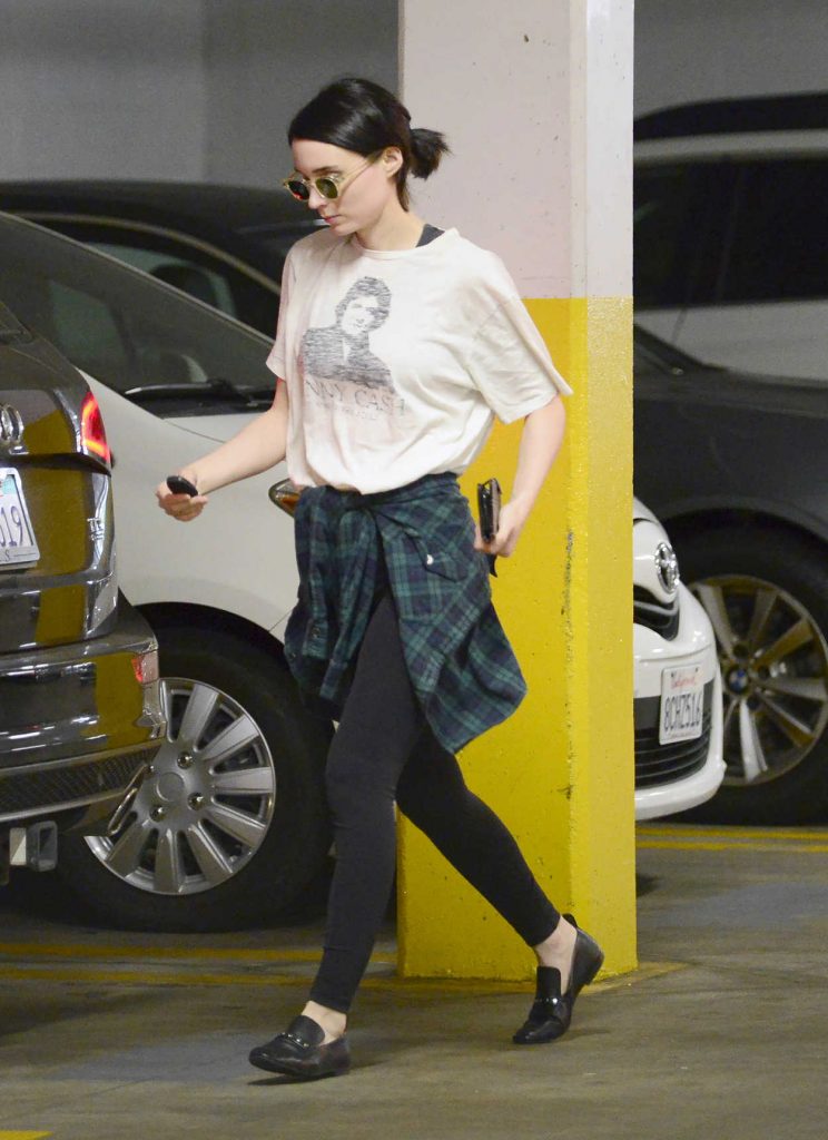 Rooney Mara Goes Grocery Shopping at a Health Food Store in Los Angeles 03/29/2018-1