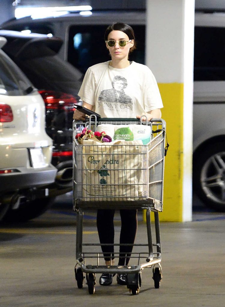 Rooney Mara Goes Grocery Shopping at a Health Food Store in Los Angeles 03/29/2018-2