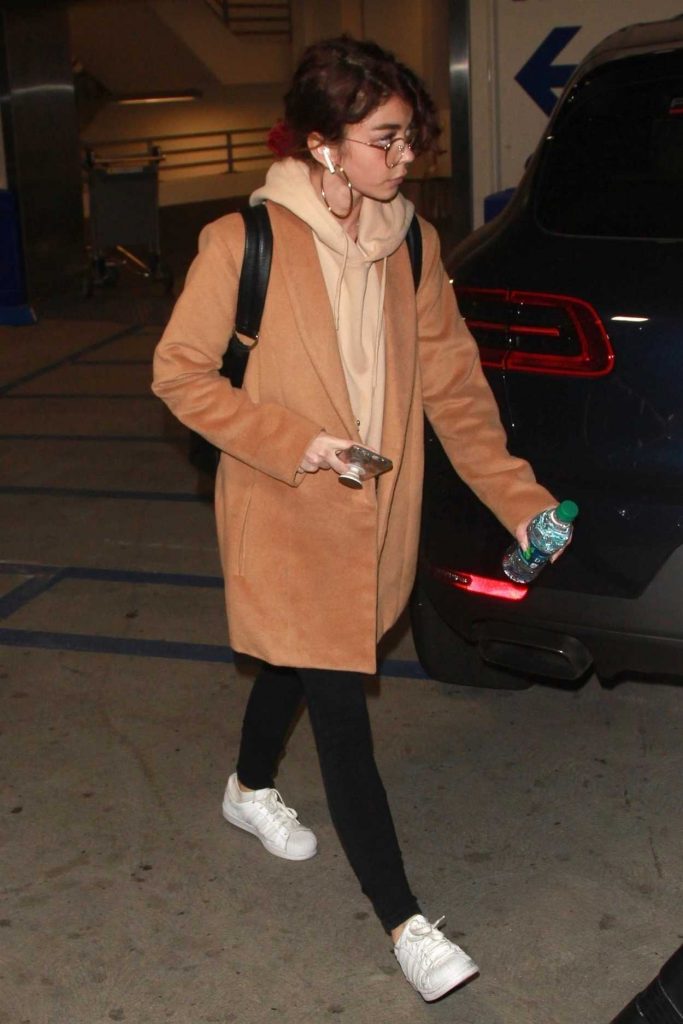 Sarah Hyland Wears a Black Jeans and a Hoodie at LAX Airport in Los Angeles 04/24/2018-4
