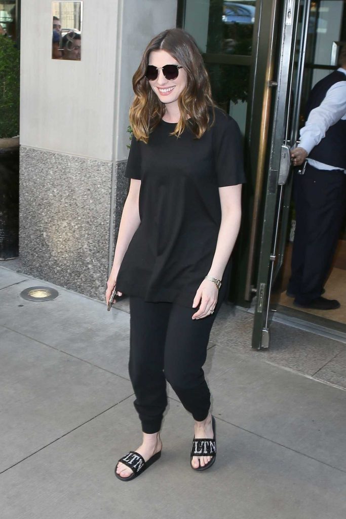 Anne Hathaway Was Seen Out in New York City 05/24/2018-4
