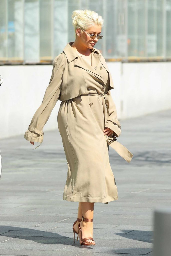 Christina Aguilera Wears a Beige Trench Coat Out in New York City 05/02/2018-2