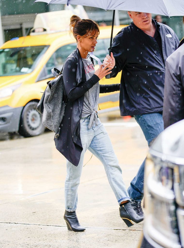 Halle Berry Arrives at JFK Airport in New York City 05/26/2018-4