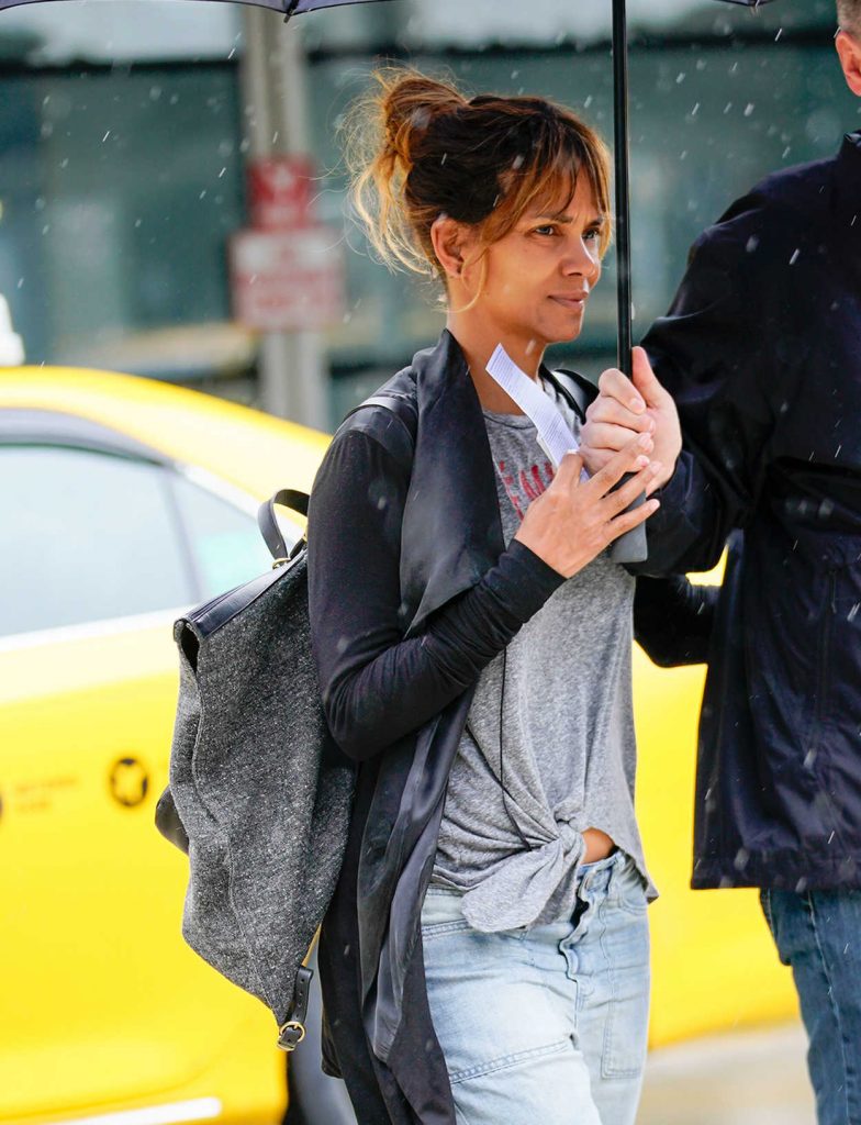 Halle Berry Arrives at JFK Airport in New York City 05/26/2018-5
