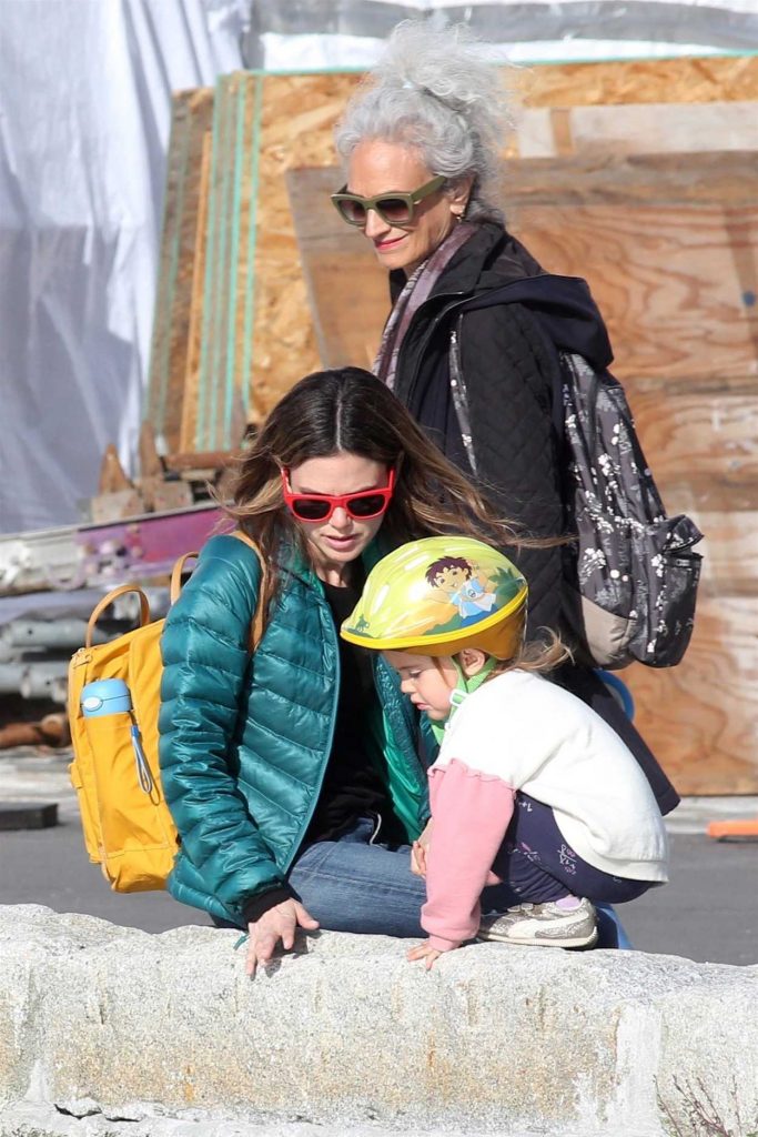 Rachel Bilson Enjoys the Vancouver Seawall with Her Mom and Daughter 05/04/2018-4