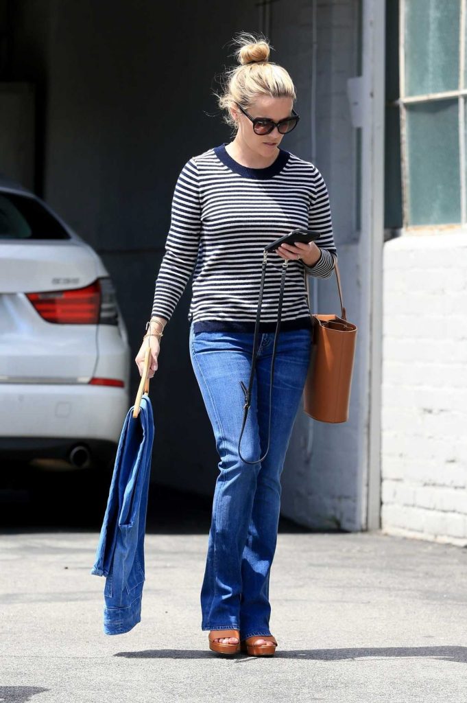 Reese Witherspoon Leaves a Fitting Studio in Beverly Hills 05/04/2018-4