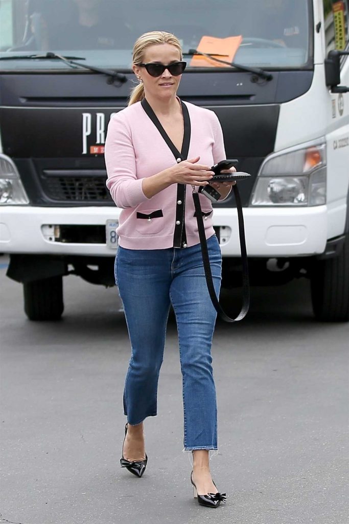 Reese Witherspoon Wears a Light Pink Cardigan Out in Santa Monica 05/18/2018-2
