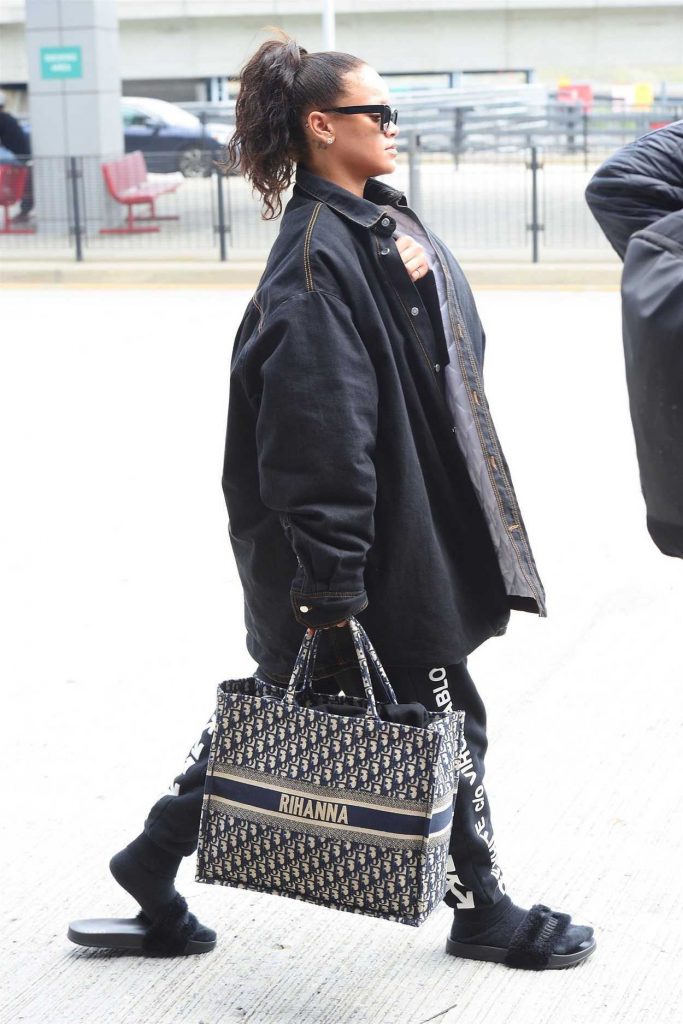 Rihanna Arrives at JFK Airport in New York 05/04/2018-5