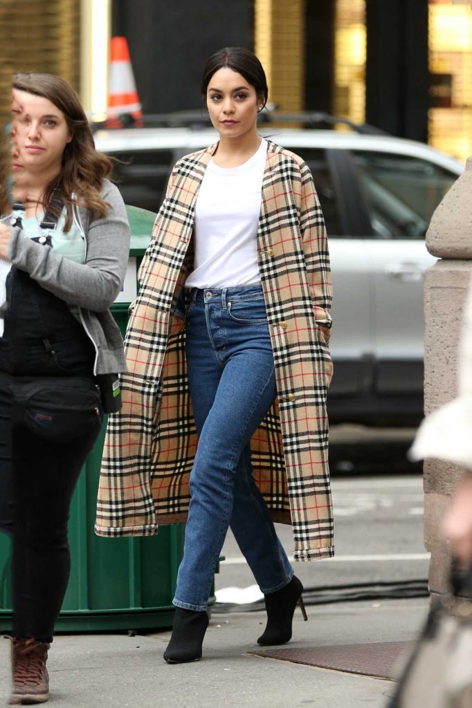 Vanessa Hudgens Wears a Burberry Trench Coat Out in New York City 05/06/2018-1