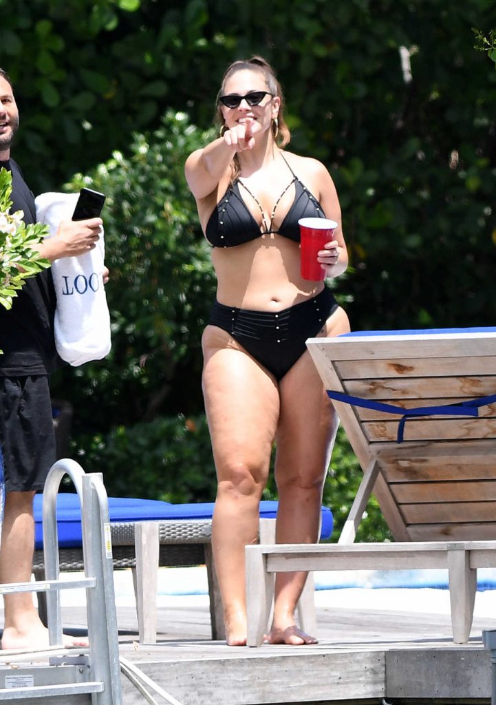 Ashley Graham Wears a Black Bikini in Miami 06/03/2018-3