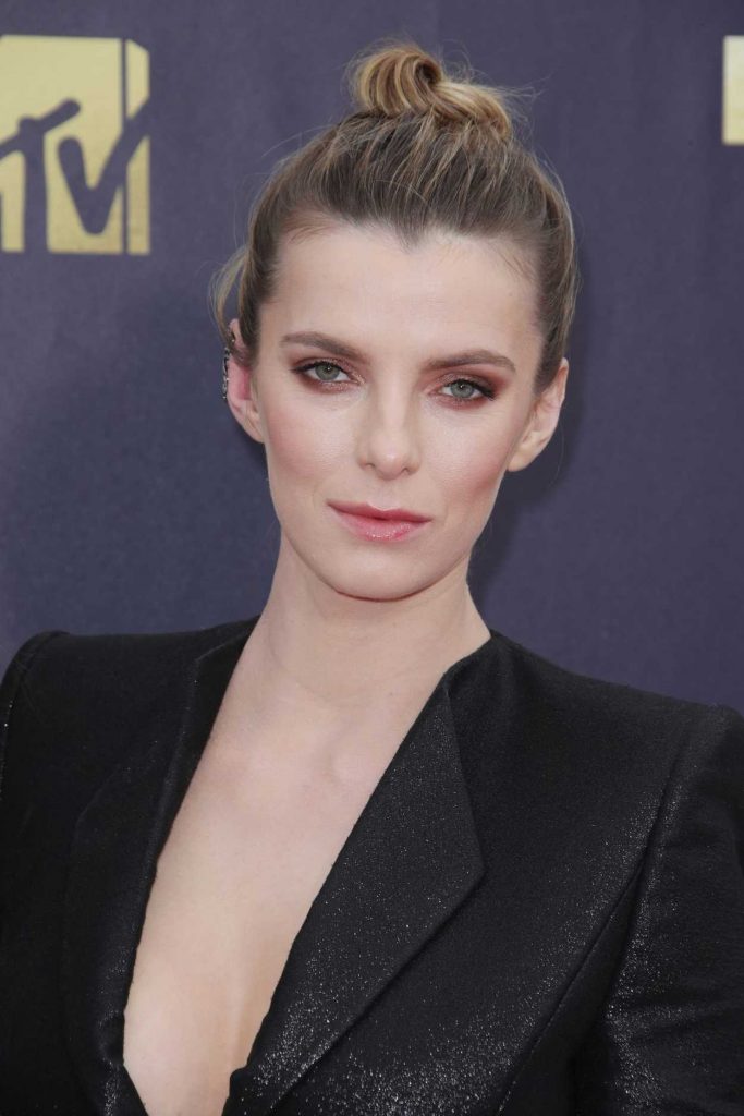Betty Gilpin Attends the 2018 MTV Movie and TV Awards in Santa Monica 06/16/2018-5