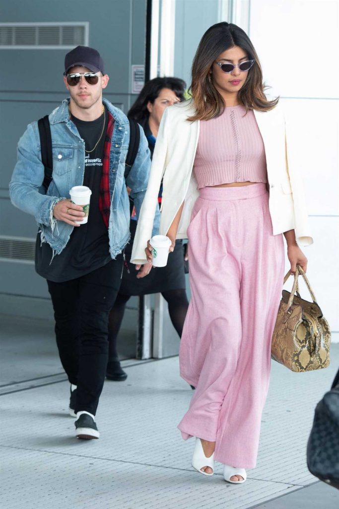 Priyanka Chopra Arrives at JFK Airport with Nick Jonas in New York 06/08/2018-2