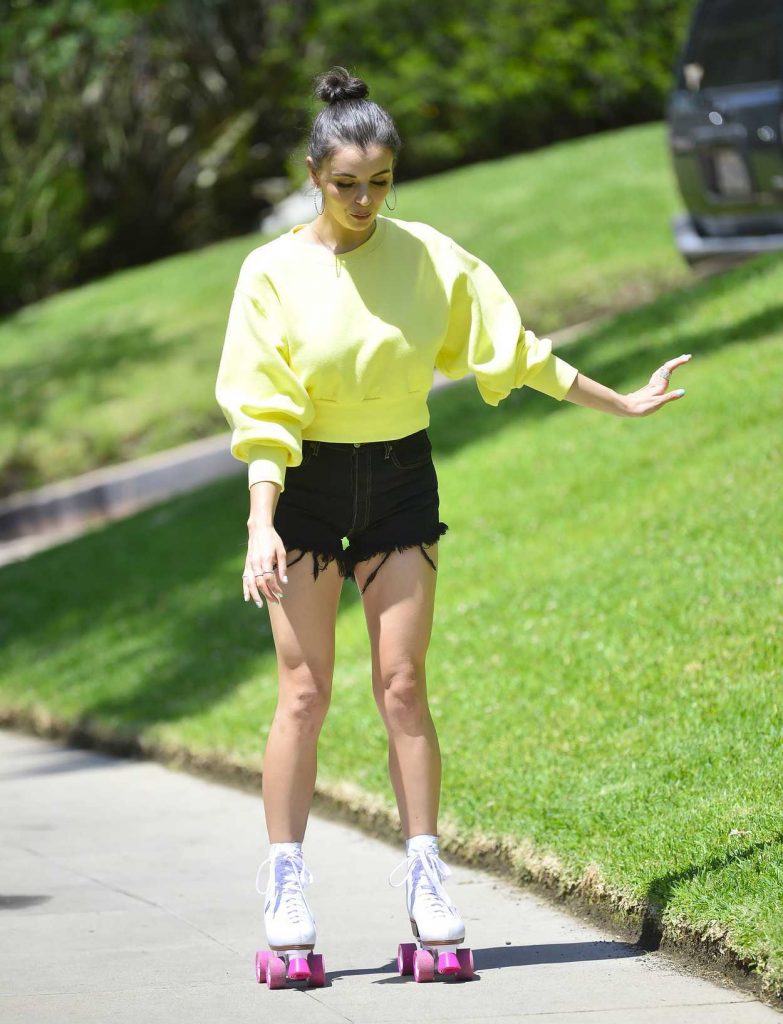 Rebecca Black Shows off Her Roller Blading Skills during Out in Los Angeles 06/08/2018-2