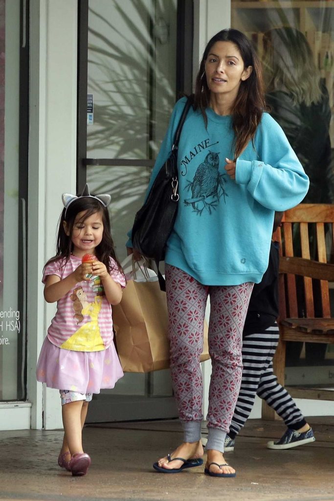 Sarah Shahi Goes Shopping Out in Los Angeles 06/05/2018-2