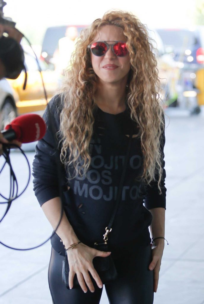 Shakira Arrives at Barcelona-El Prat Airport in Barcelona 01/06/2018-3