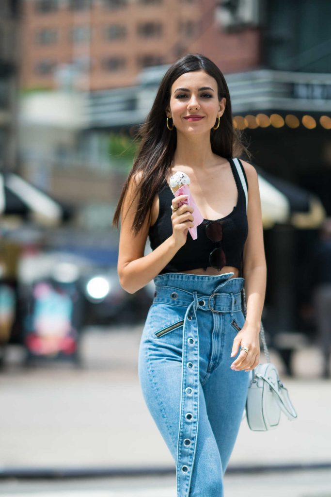 Victoria Justice Eats Ice Cream Out in New York City 06/22/2018-5