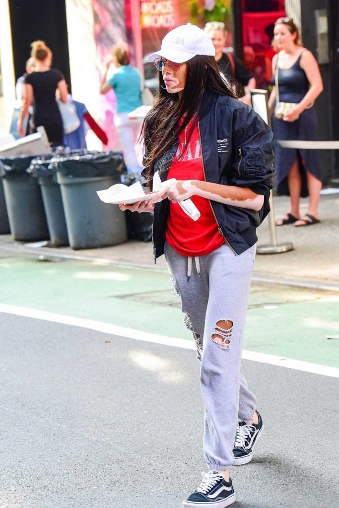 Winnie Harlow Makes a Quick Pizza Stop in Soho in New York 06/02/2018-2