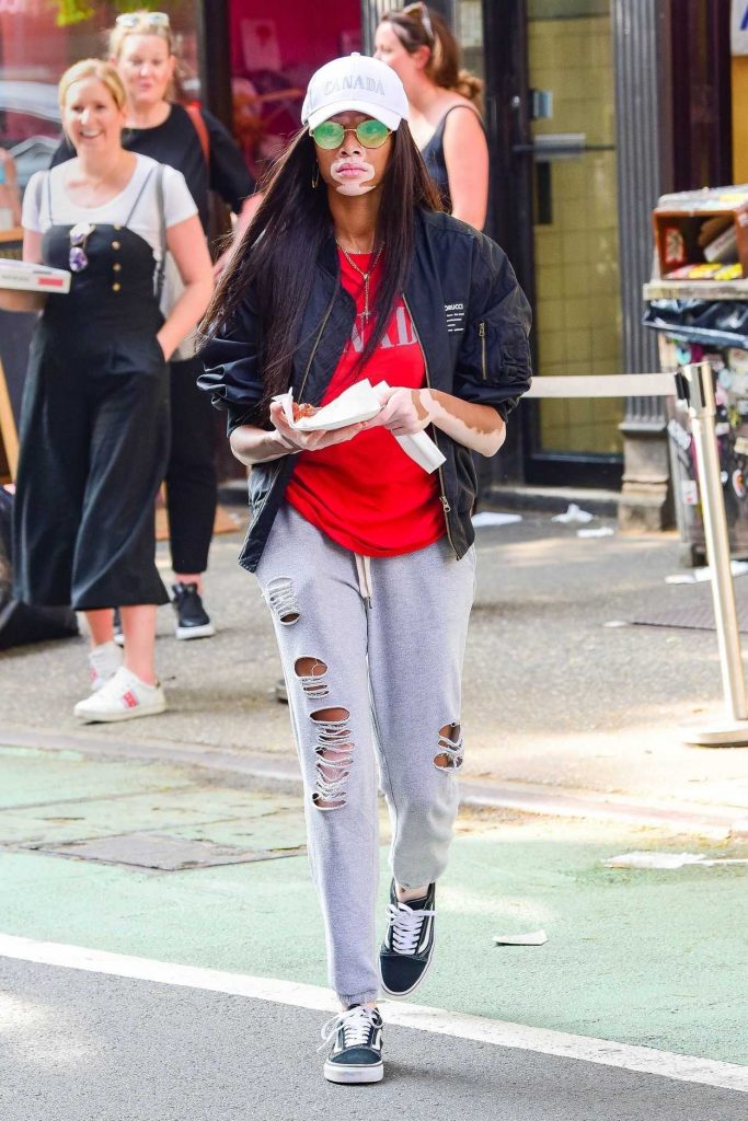 Winnie Harlow Makes a Quick Pizza Stop in Soho in New York 06/02/2018-3