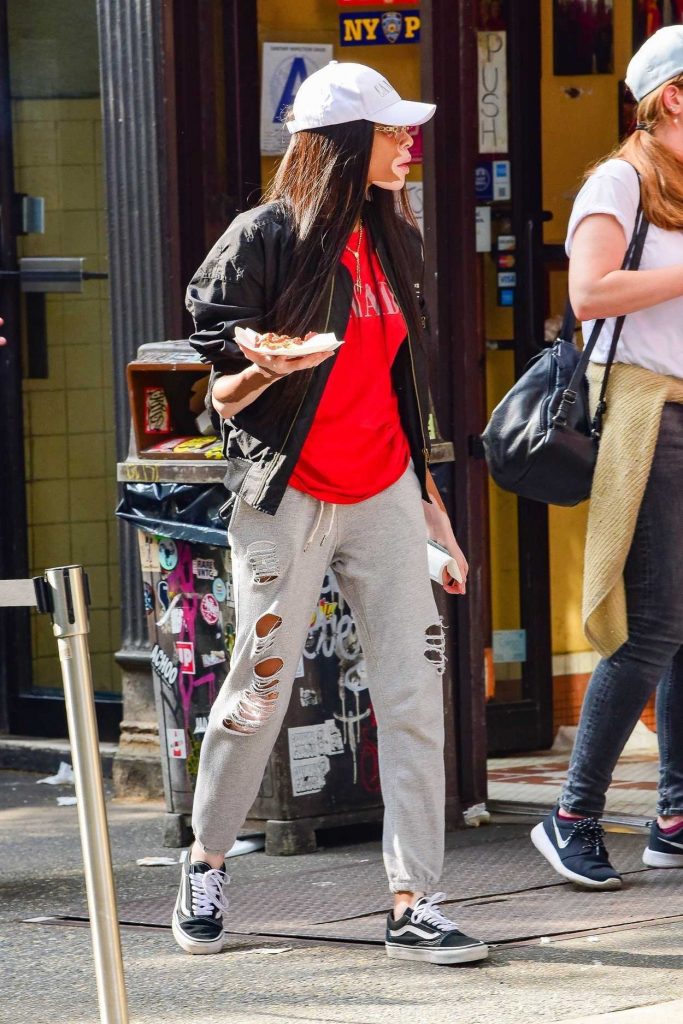 Winnie Harlow Makes a Quick Pizza Stop in Soho in New York 06/02/2018-5