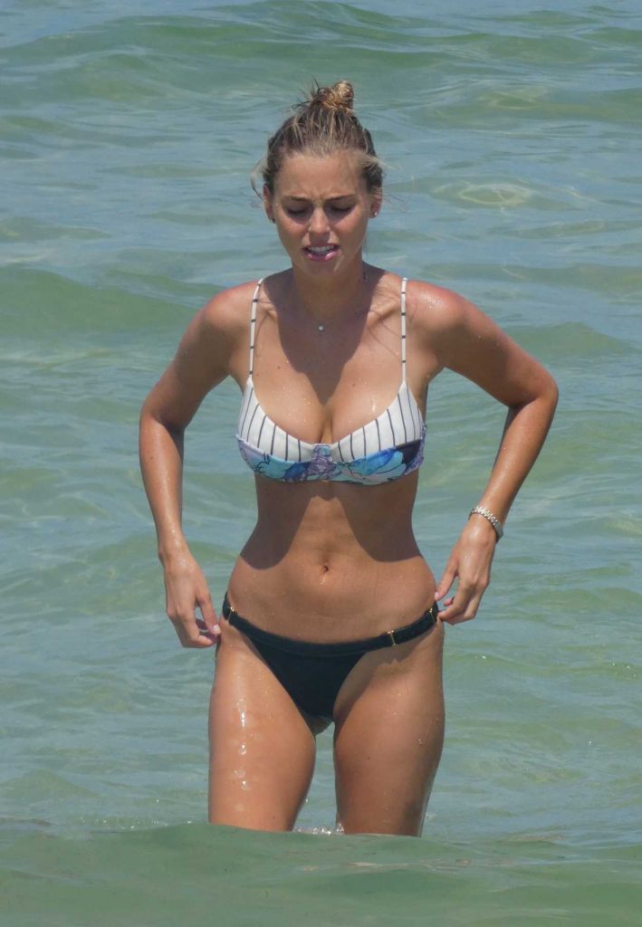Elizabeth Turner in Bikini on the Beach in Miami 07/15/2018-4