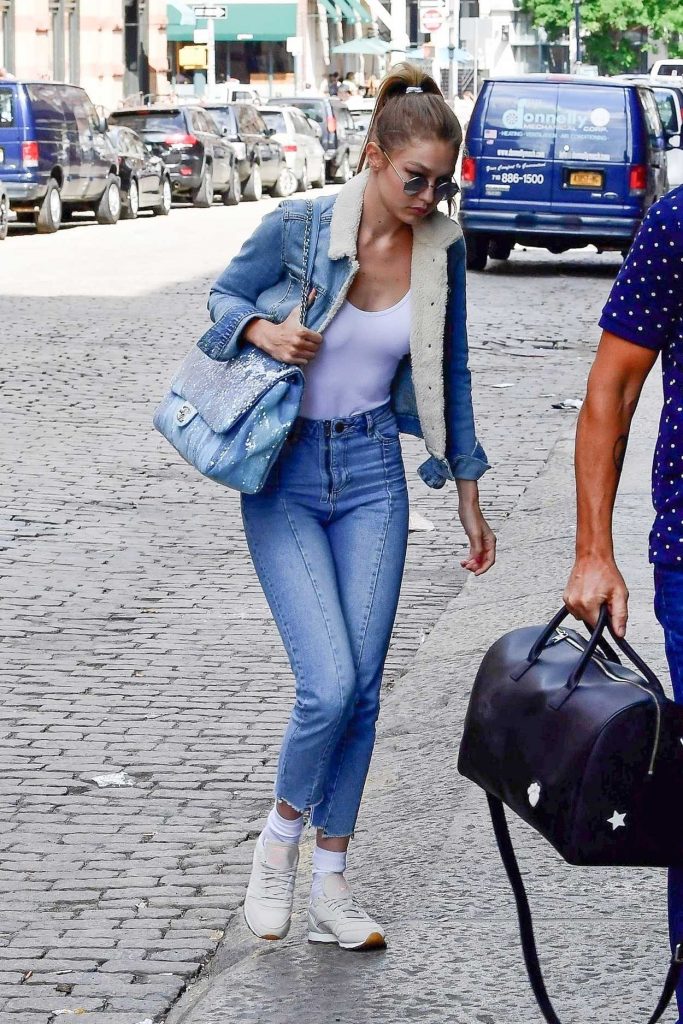 Gigi Hadid Arrives at Taylor Swift's Apartment in New York City 07/13/2018-1