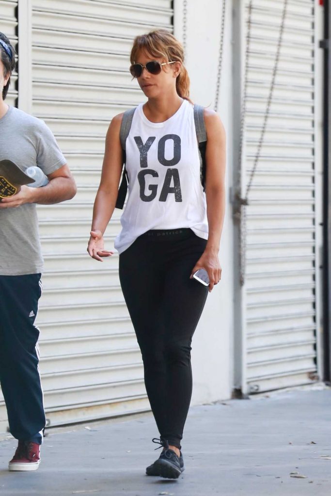 Halle Berry Was Seen in a Yoga Tank Top Out in Los Angeles 07/15/2018-2