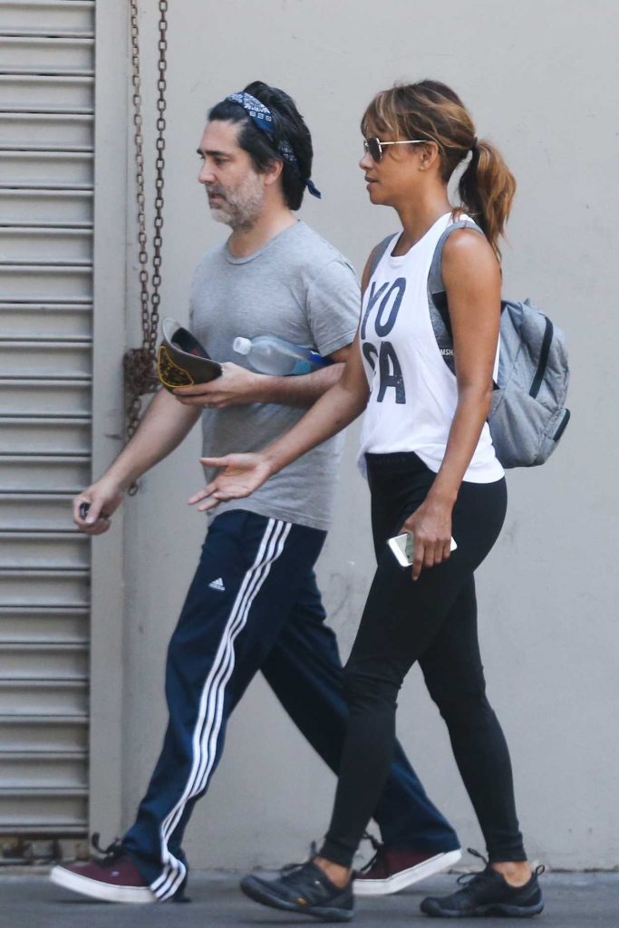 Halle Berry Was Seen in a Yoga Tank Top Out in Los Angeles 07/15/2018-4