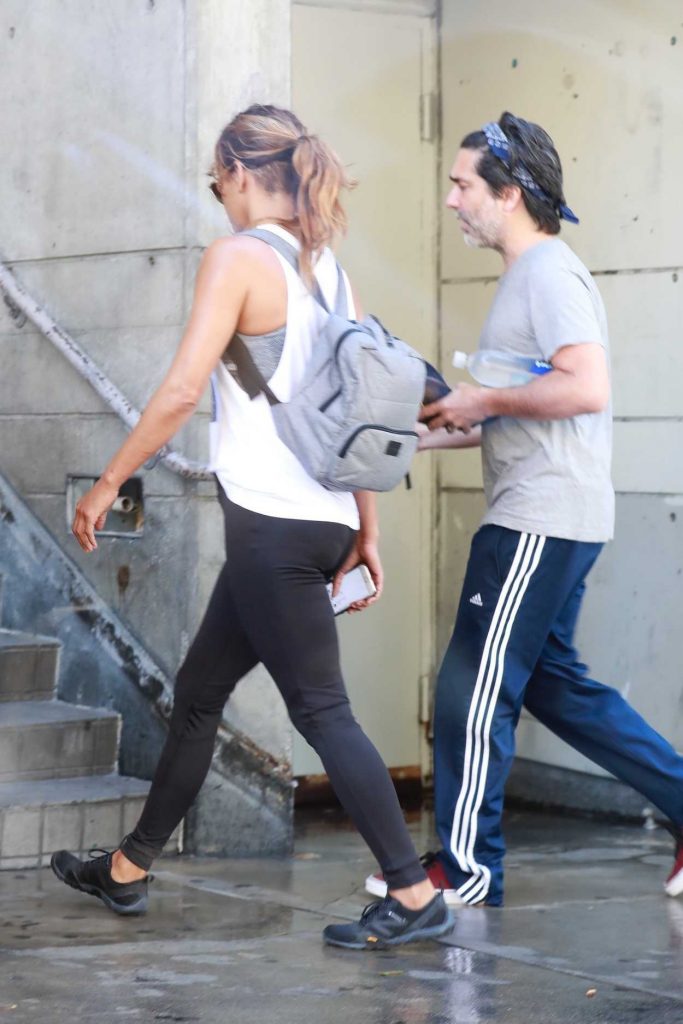 Halle Berry Was Seen in a Yoga Tank Top Out in Los Angeles 07/15/2018-5