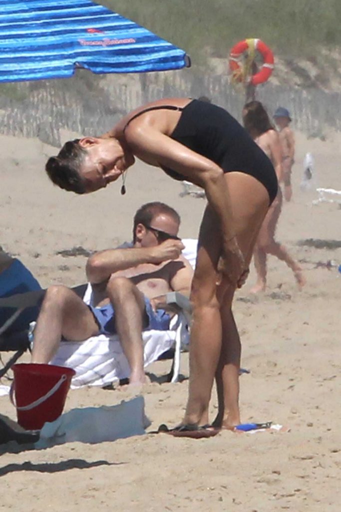 Sarah Jessica Parker Wears a Black Swimsuit on the Beach in Montauk 07/06/2018-4