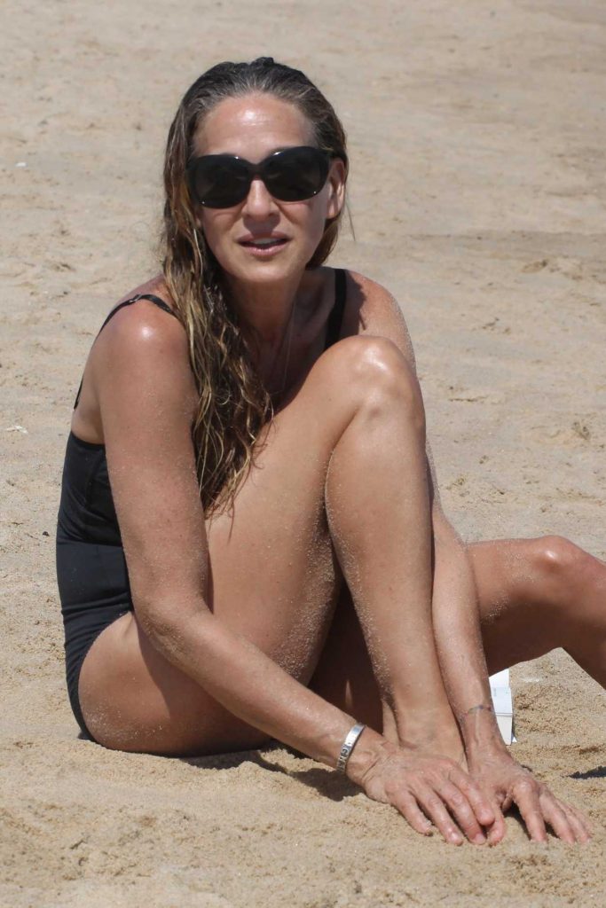 Sarah Jessica Parker Wears a Black Swimsuit on the Beach in Montauk 07/06/2018-5