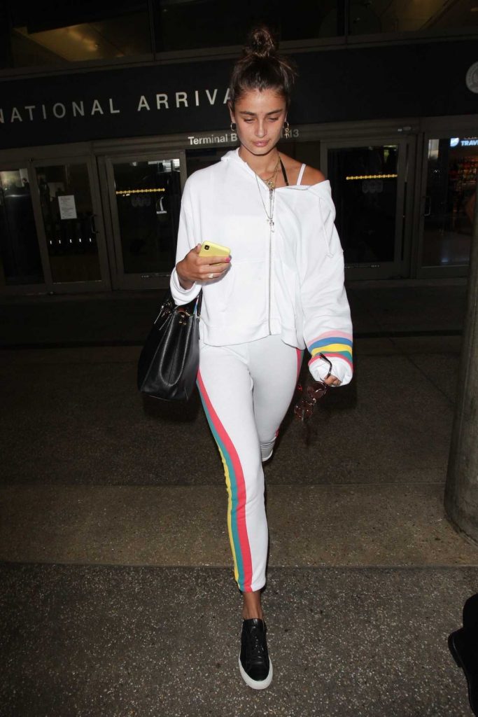 Taylor Hill Was Spotted at LAX Airport in Los Angeles 07/11/2018-3