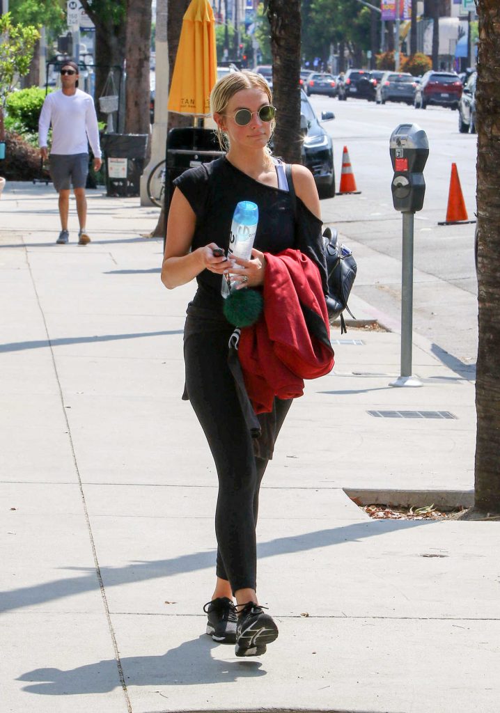 Ashlee Simpson in a Black Workout Clothes