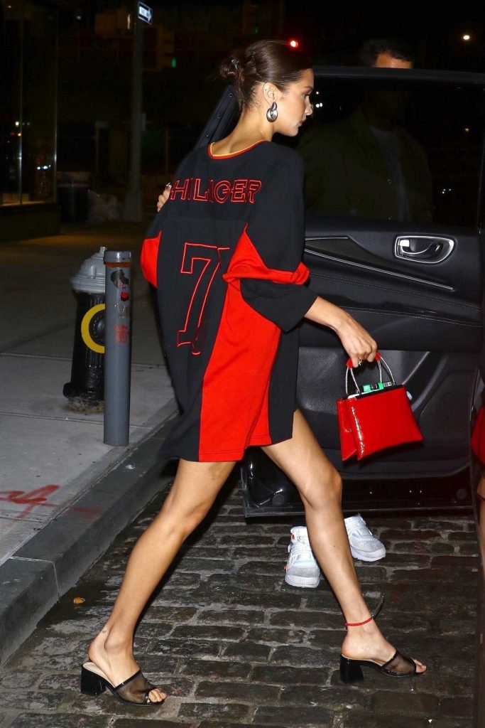 Bella Hadid in a Large Tommy Hilfiger Long Sleeves T-Shirt