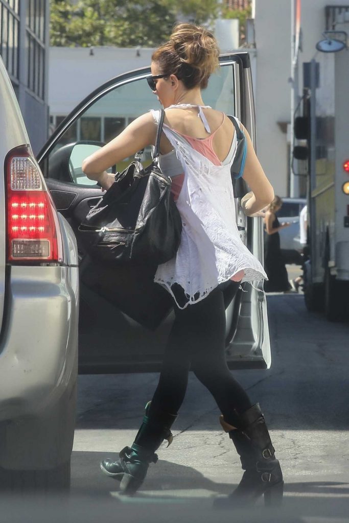 Kate Beckinsale in a White Ripped Tank Top
